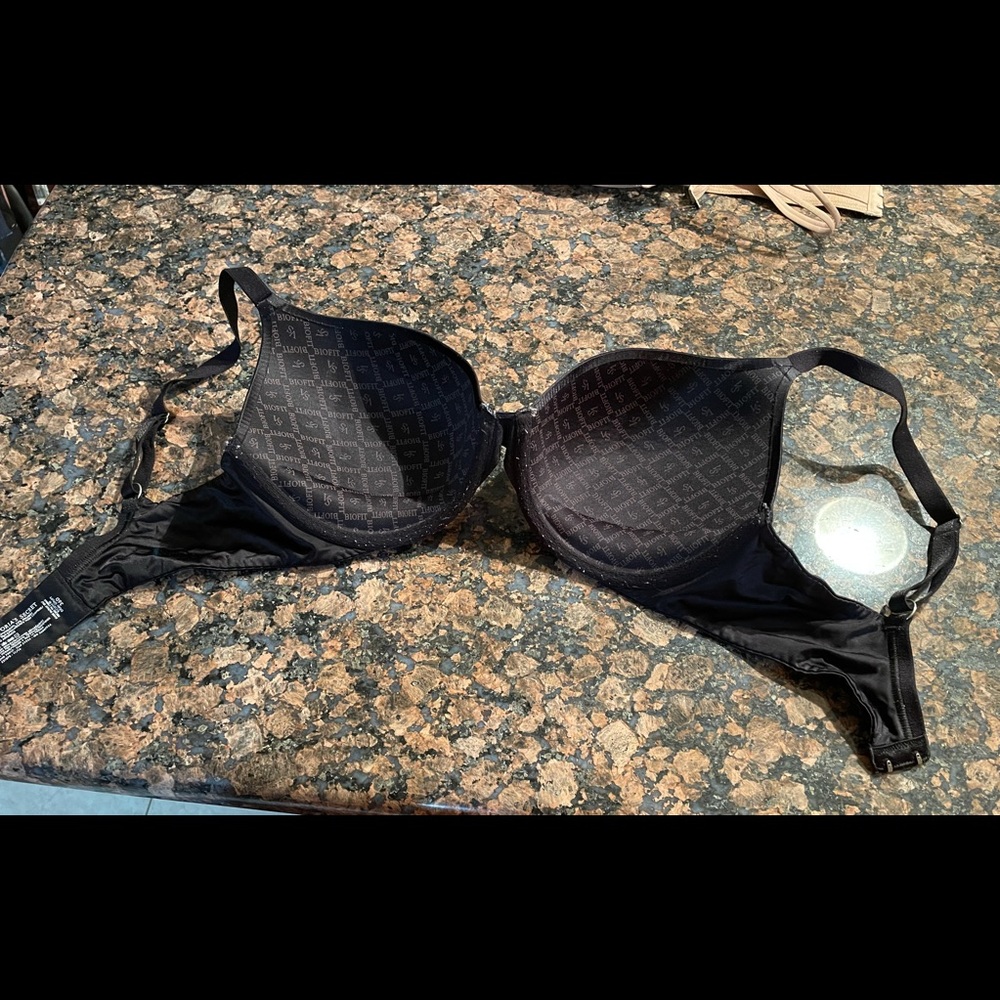 Black Victoria’s Secret bra